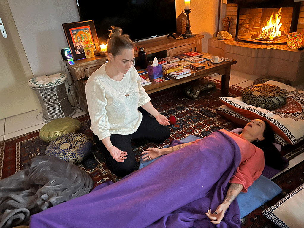 Jennifer Dimler pratique un accompagnement de Rebirthing Breathwork séance architherapie