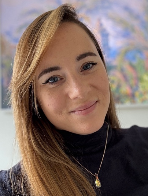 jennifer-dimler-coach-hypnotherapeute-tdah-architherapie Portrait de Jennifer Dimler, coach spécialisée TDAH et hypnothérapeute, fondatrice de l'approche d'archithérapie.